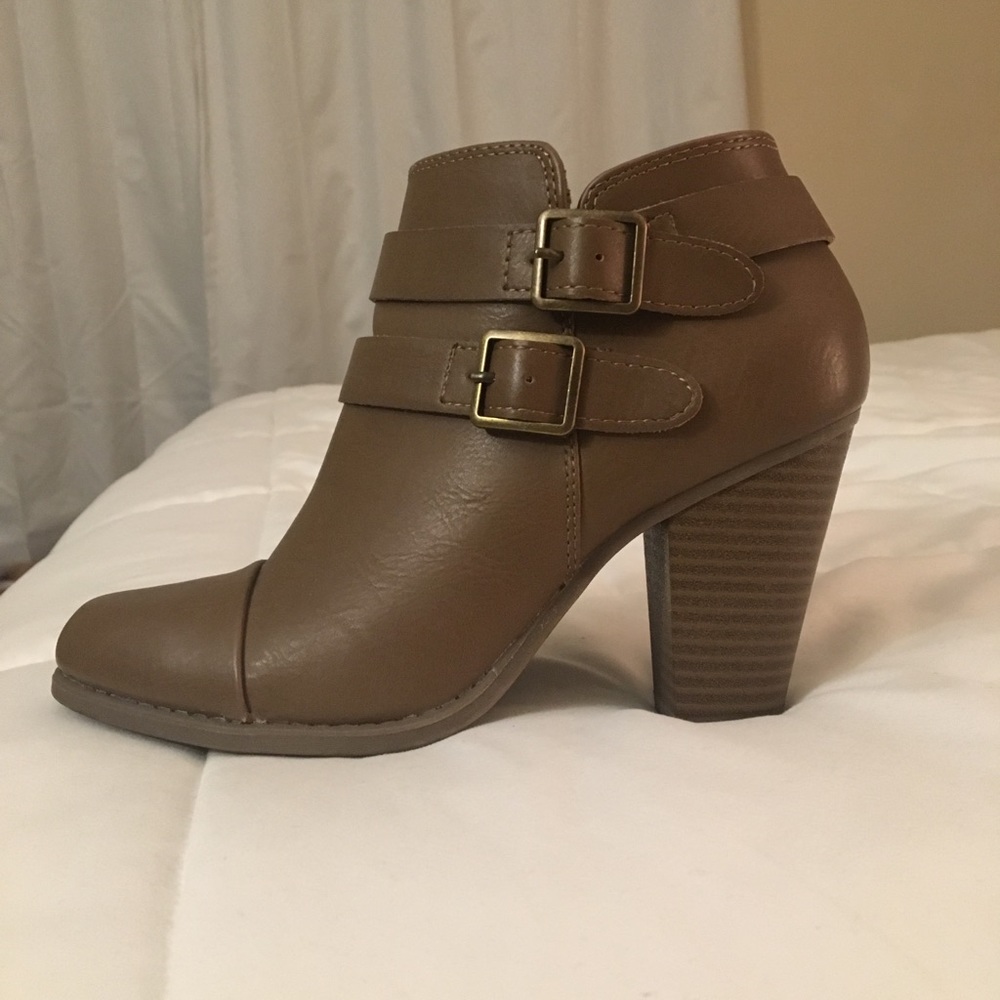 Size 6 Lauren Conrad ankle boots